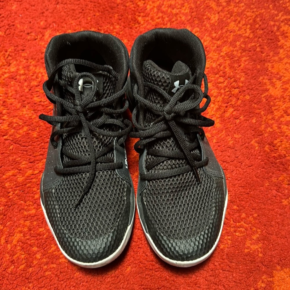 Under armor boys shoes 5.5
